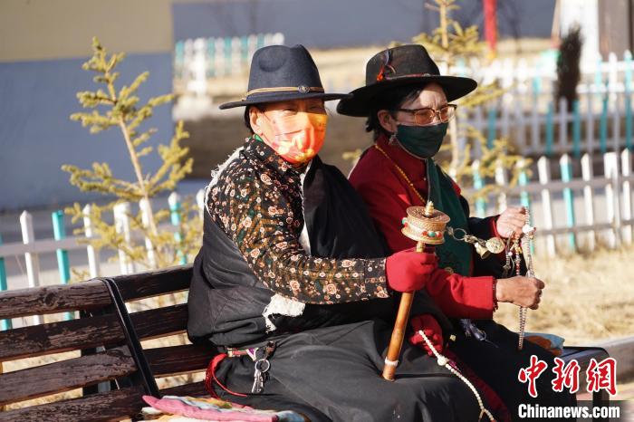 圖為敬老院老人在院內(nèi)曬太陽轉(zhuǎn)經(jīng)桶?！●R銘言 攝