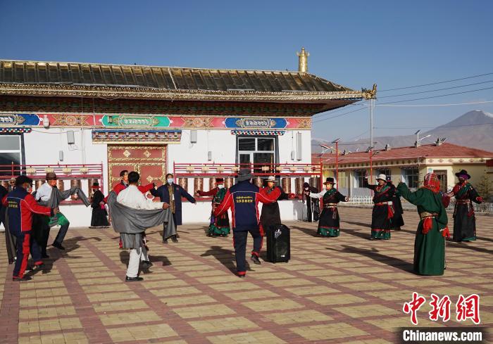 圖為老人們飯后跳起歡快的鍋莊舞蹈?！●R銘言 攝