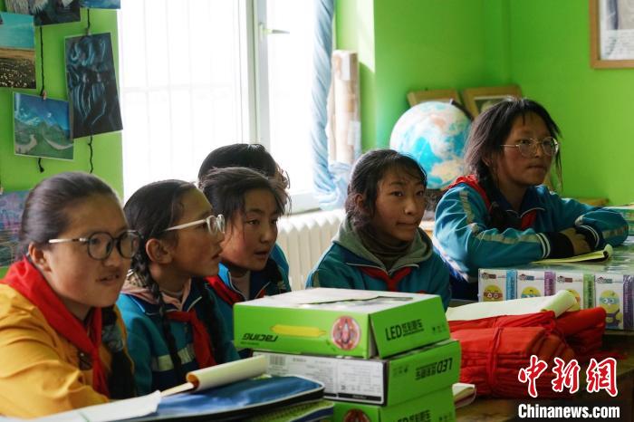 圖為學生正在認真聽生態(tài)課?！●R銘言 攝