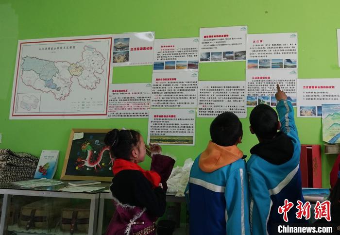 圖為學生在生態(tài)課堂上了解三江源國家公園知識?！●R銘言 攝