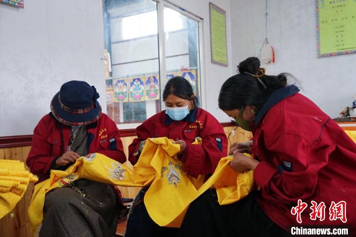 圖為工人正在制作哈達?！●R銘言 攝