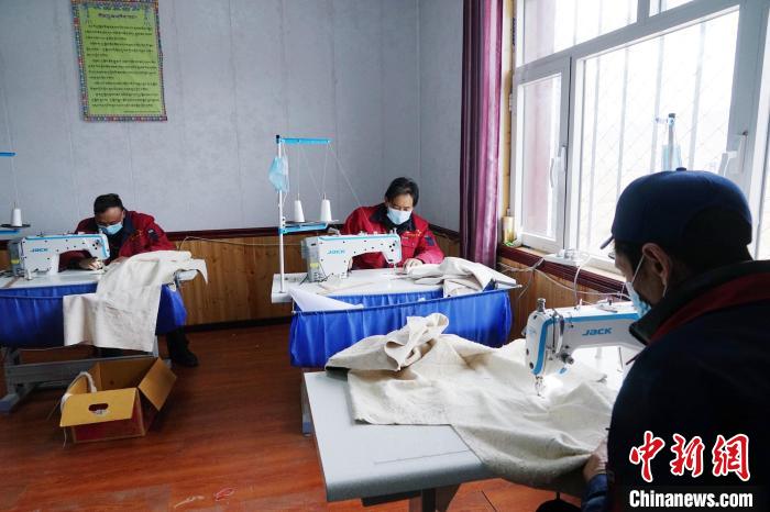 圖為員工正在制作藏服?！●R銘言 攝