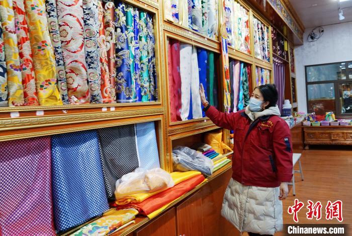 圖為員工清點布匹?！●R銘言 攝