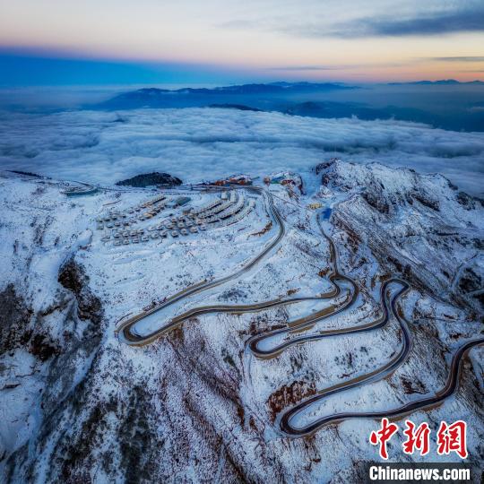 雪后的牛背山山頂和崎嶇的公路?！±顒P 攝