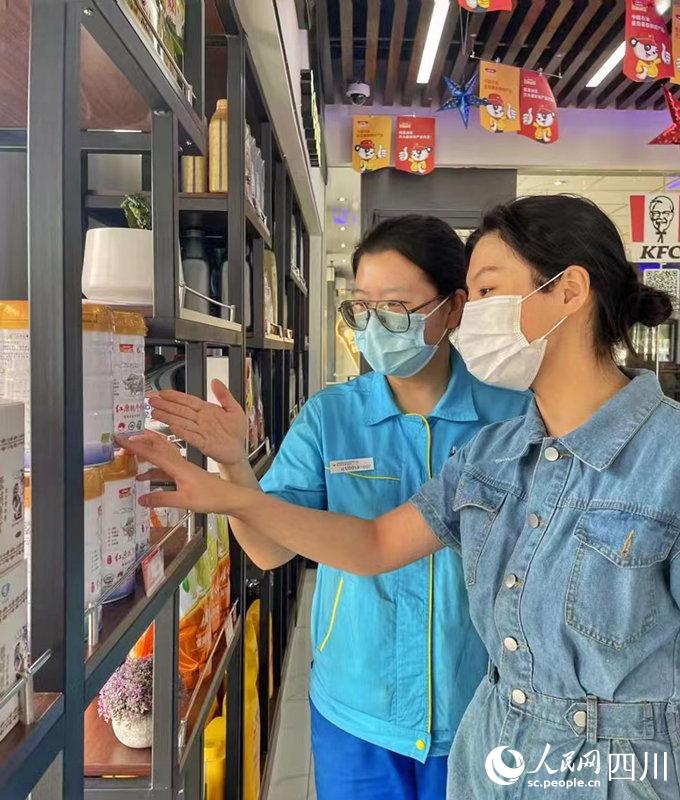 顧客可以在川內(nèi)中國石油加油站便利店內(nèi)選購到品質(zhì)純正的紅原奶粉。張霞攝