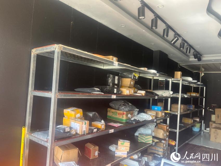 縣城自提點(diǎn)包裹。諸葛輝攝