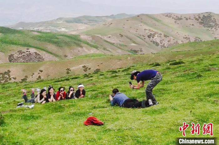 圖為民眾在草原留影?！⑿憔?　攝