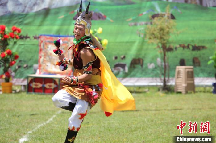 圖為演出人員表演現(xiàn)場(chǎng)。　班瑪縣文體旅游廣電局 供圖