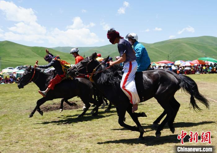 圖為選手進(jìn)行3000米賽馬比賽。　馬銘言 攝