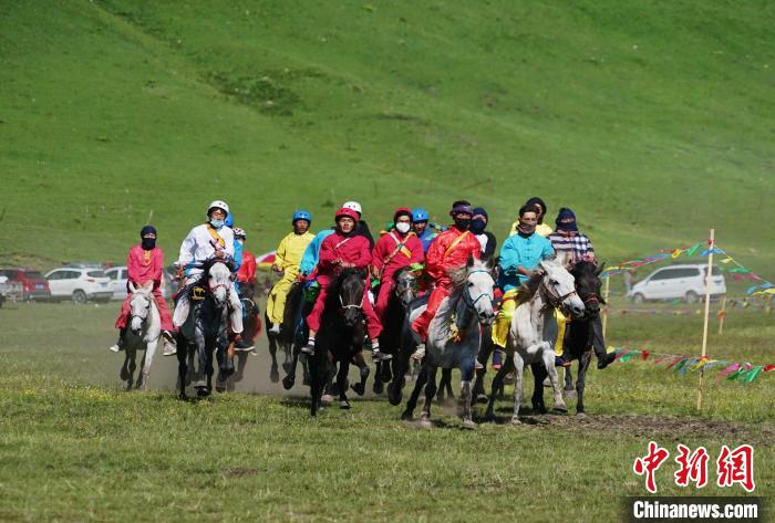 圖為選手進(jìn)行3000米賽馬比賽?！●R銘言 攝