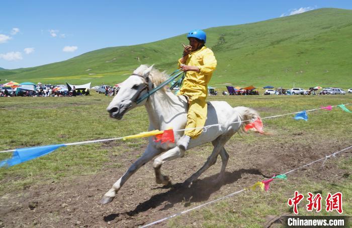 圖為選手進(jìn)行3000米賽馬比賽?！●R銘言 攝