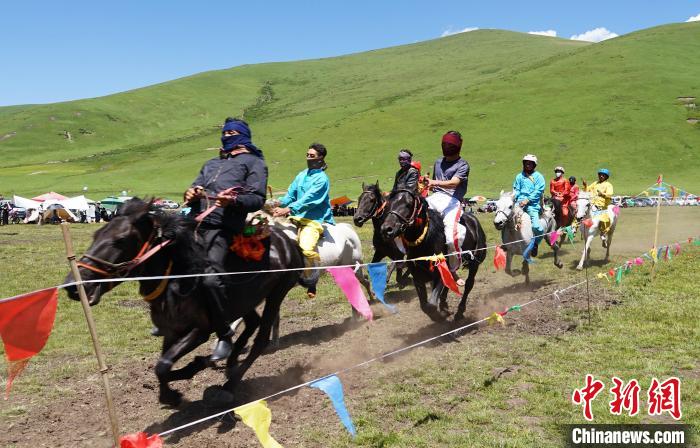 圖為選手進(jìn)行3000米賽馬比賽?！●R銘言 攝