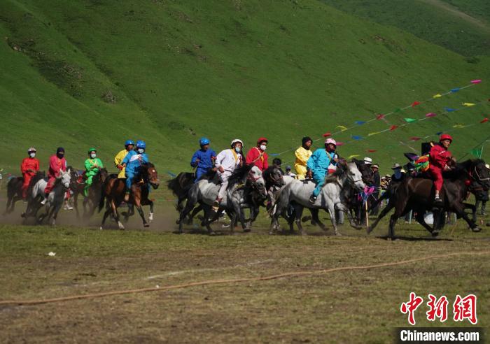 圖為選手進(jìn)行3000米賽馬比賽。　馬銘言 攝