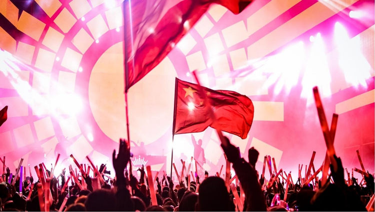 歌迷與歌手互動。阿壩州新聞傳媒中心供圖