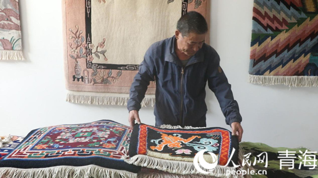 楊永良和他的作品。人民網(wǎng) 張皓芃攝