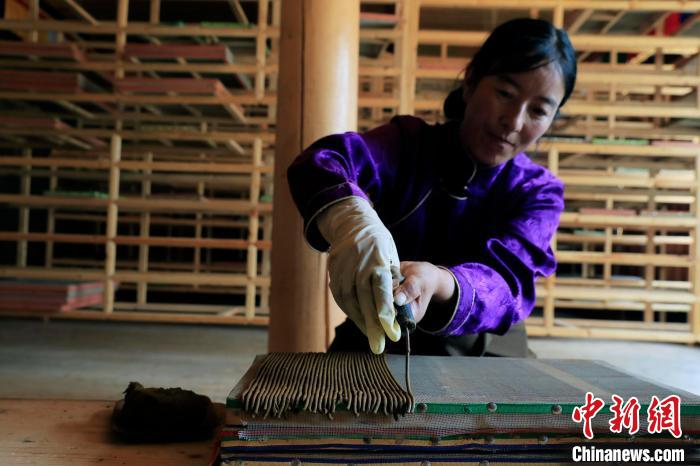 擠壓成香。　王磊 攝