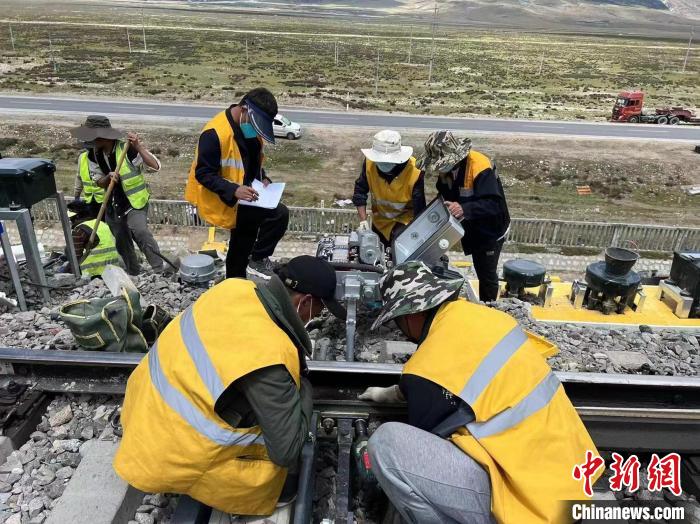 圖為青藏鐵路基礎(chǔ)設(shè)施“升級換代”施工現(xiàn)場?！‖F(xiàn)場作業(yè)人員供圖