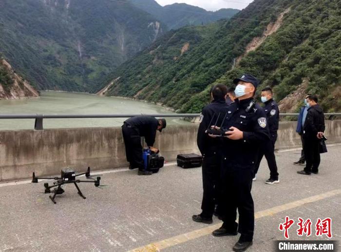 民警組成的搜尋隊利用無人機在震區(qū)開展空中巡查?！「首沃莨簿止﹫D