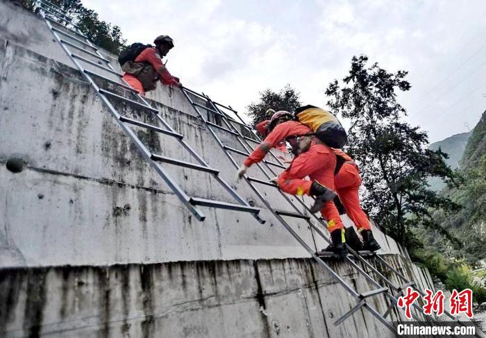 四川消防救援人員開展救援?！∷拇ㄏ?供圖