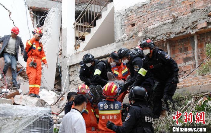 四川消防救援人員開展救援。　四川消防 供圖
