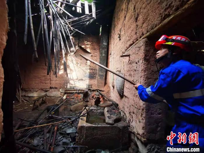 宜賓藍豹應急救援隊搜救組成員劉方杰正在參與救援?！∈茉L者供圖