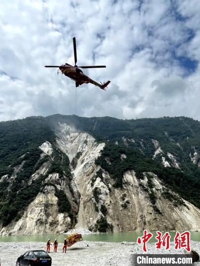 直升機正在運輸110千伏唐下線應(yīng)急塔塔材?！⌒l(wèi)科 攝