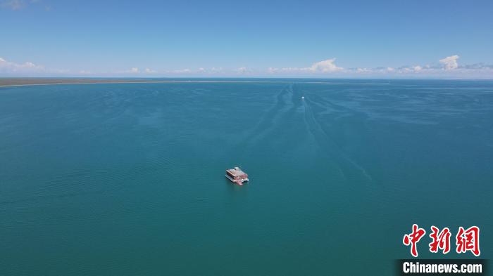 圖為航拍夏日青海湖?！±罱瓕?攝