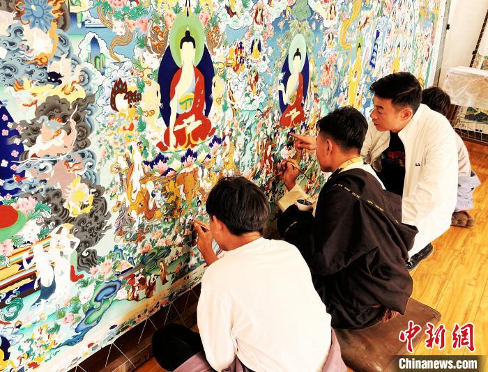 青海唐卡藝術(shù)小鎮(zhèn)：“勞模畫師”師帶徒，文化扶貧富一方