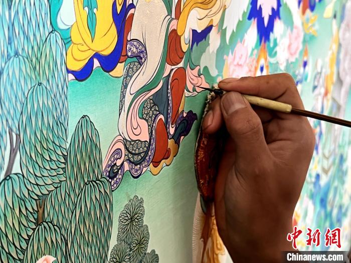 圖為畫師繪畫唐卡?！●R文莉 供圖