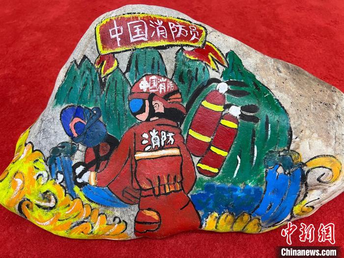 圖為玉樹消防指戰(zhàn)員創(chuàng)作的石頭畫作品《沖鋒有我》?！O瑞祥 攝
