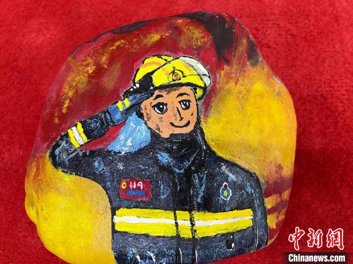 圖為玉樹消防指戰(zhàn)員創(chuàng)作的石頭畫作品《請祖國和人民放心》?！O瑞祥 攝