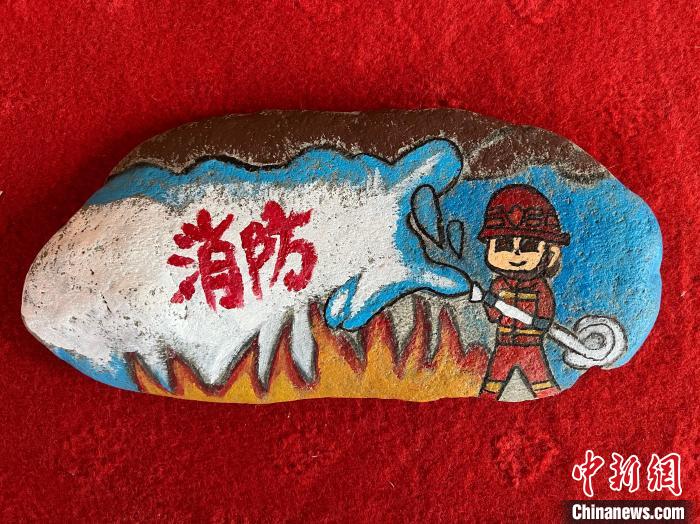 圖為玉樹消防指戰(zhàn)員創(chuàng)作的石頭畫作品《永遠(yuǎn)沖鋒在前》?！O瑞祥 攝