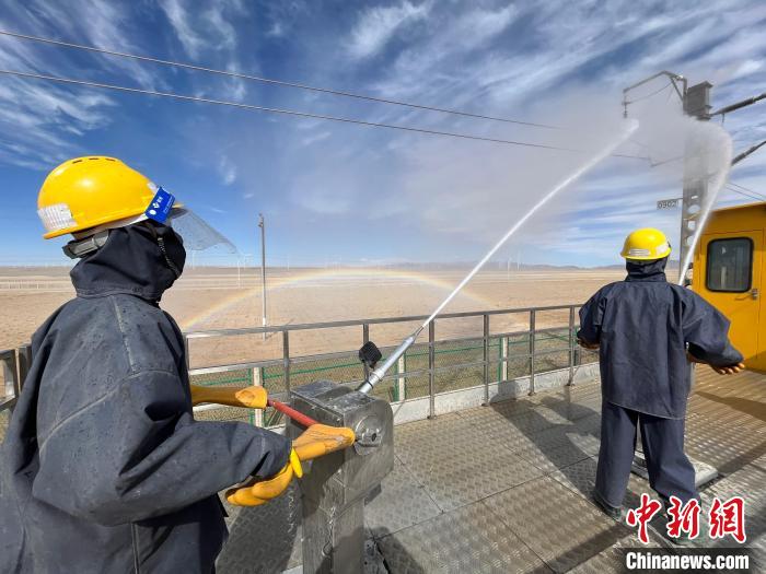 圖為水炮手操作高壓水槍對絕緣子進行清洗?！「邌⒑?攝