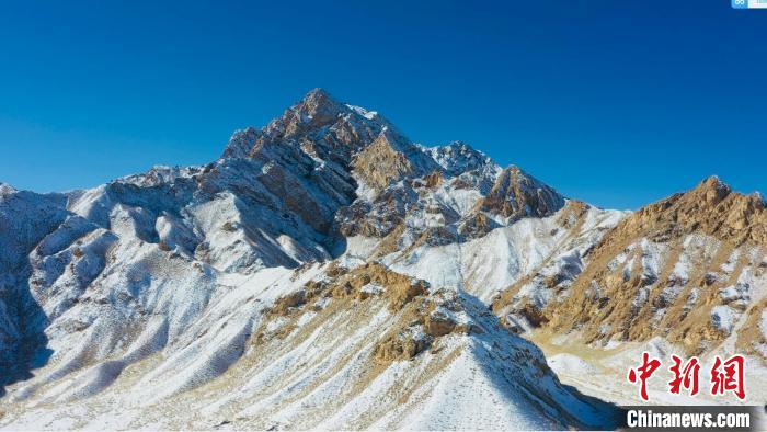 圖為山川被白雪覆蓋，與藍(lán)天相互呼映。　都蘭縣融媒體中心供圖