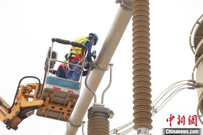 圖為國(guó)網(wǎng)青海超高壓公司變電檢修人員正在開(kāi)展設(shè)備檢修工作?！≈煲闳?攝