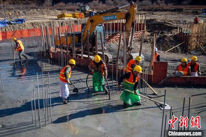 川主寺鎮(zhèn)牧場(chǎng)村西成高鐵1號(hào)拌合站工人師傅正在進(jìn)行駐地、拌合站澆筑施工作業(yè)?！⒅铱?攝