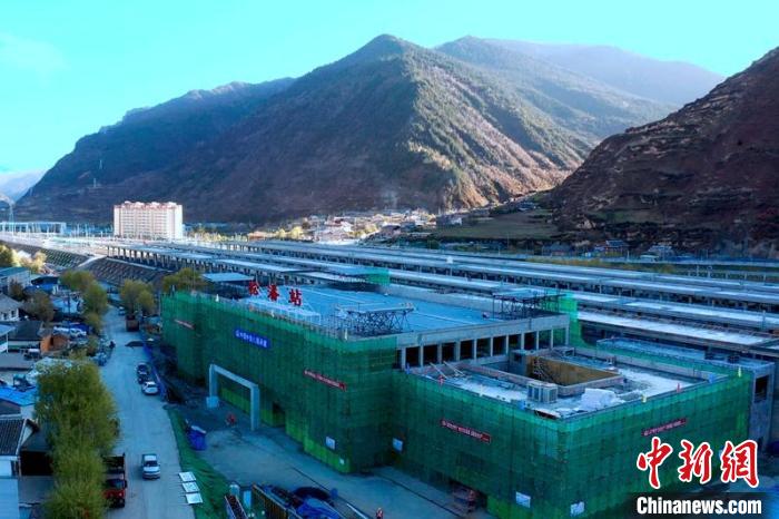 正在建設中的成蘭鐵路松潘站?！⒅铱?攝