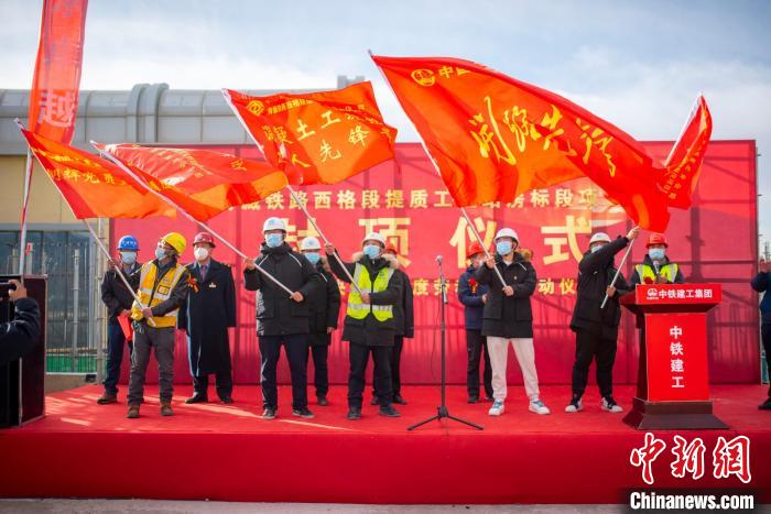 圖為封頂儀式現(xiàn)場?！『茽柾?攝