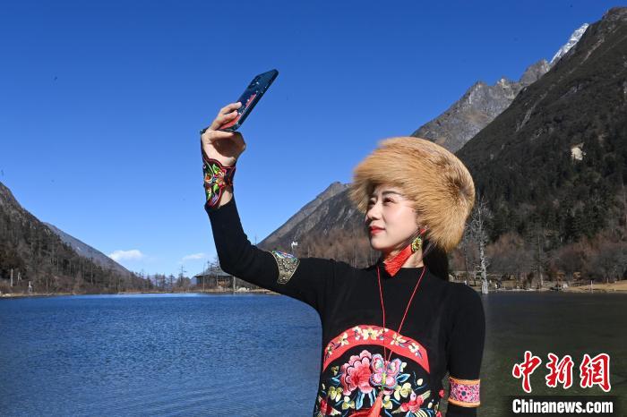 游人在畢棚溝景區(qū)拍照留念?！“苍?攝