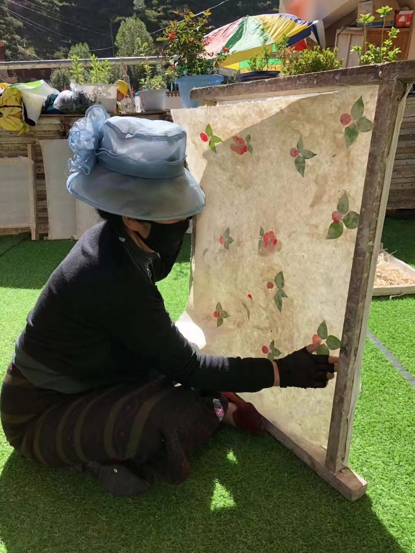 充巴傳統(tǒng)藏紙。德格縣融媒體中心供圖