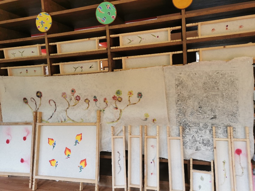 充巴傳統(tǒng)藏紙。德格縣融媒體中心供圖