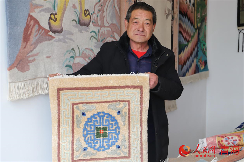 楊永良展示作品。人民網(wǎng) 況玉攝