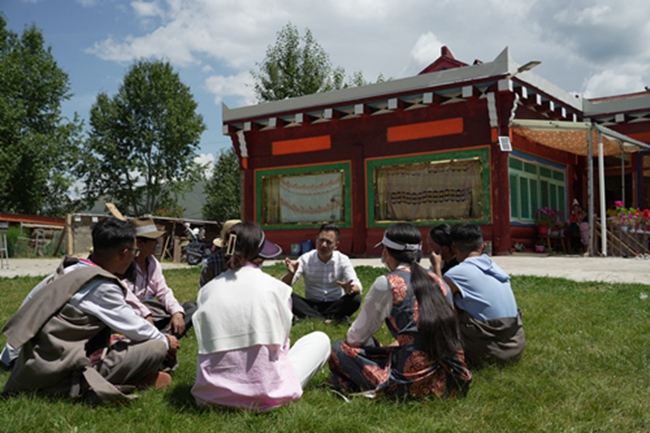 趙奎深入爐霍縣鄉(xiāng)村與藏族群眾開(kāi)展座談。爐霍縣自然資源局供圖