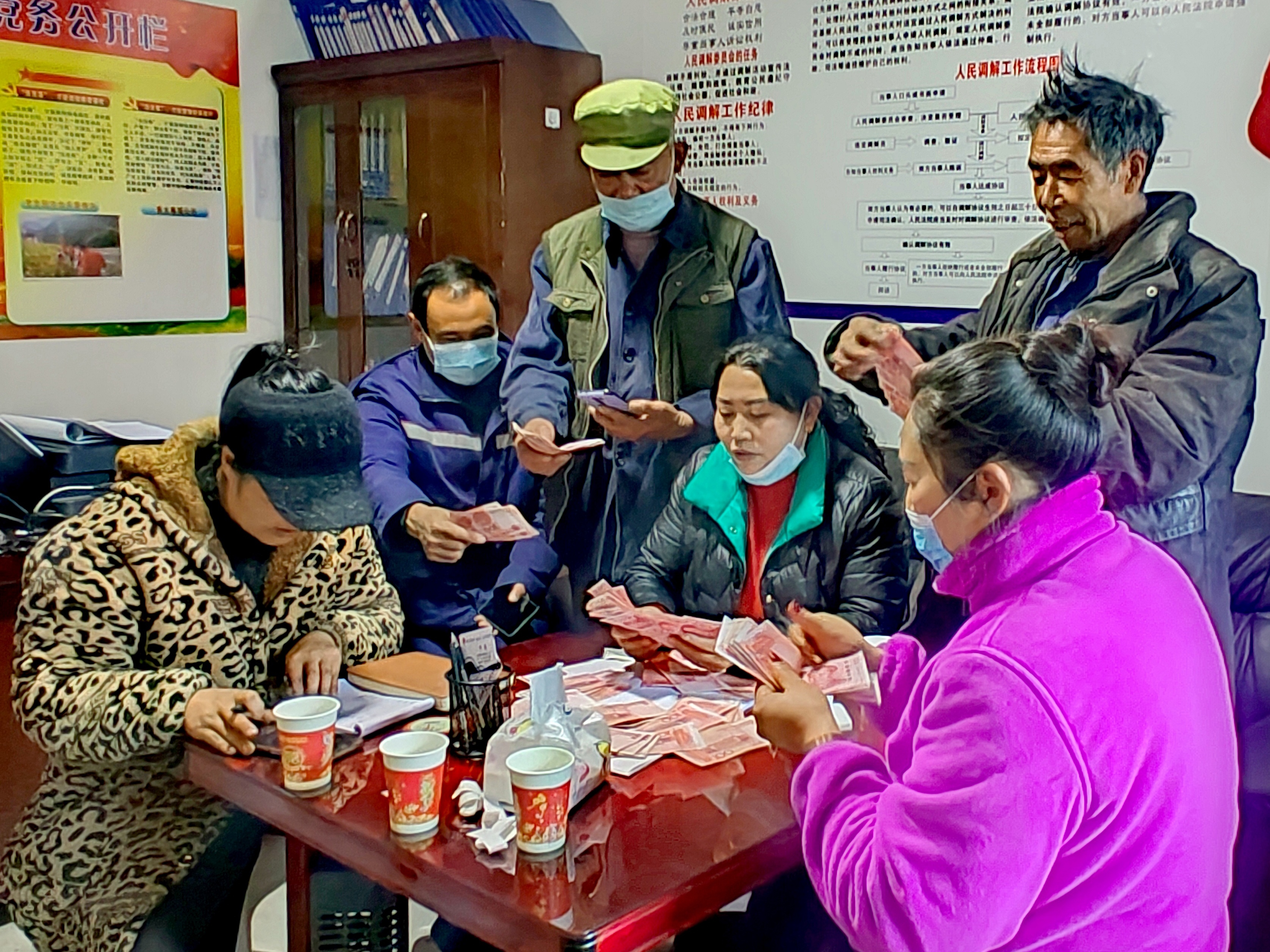 2022年，余德春給村民分紅。(圖為余德春提供)