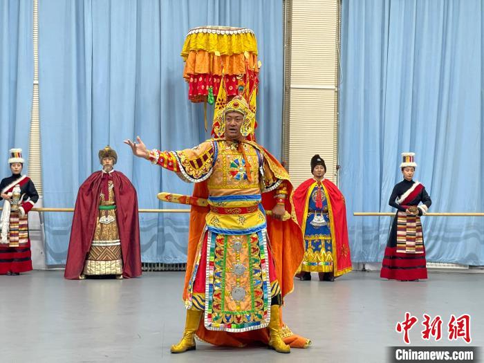 圖為格薩爾劇展演?！∠锴凡抛?供圖