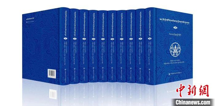 圖為青海果洛州藏醫(yī)專家桑德才讓擔任主編的《藏醫(yī)傳染性疾病文獻集成》?！∈茉L者 供圖