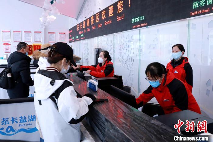 圖為茶卡鹽湖景區(qū)開園迎客?！⊥跎鷺s 攝