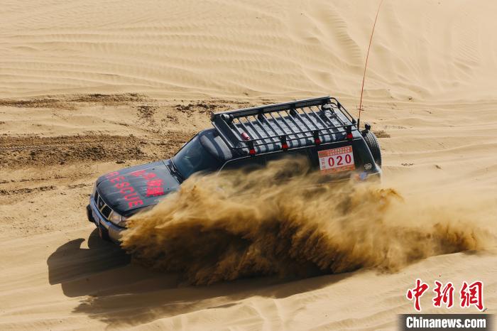 圖為高原沙漠機(jī)車越野挑戰(zhàn)賽現(xiàn)場(chǎng)。　貴南縣委宣傳部供圖