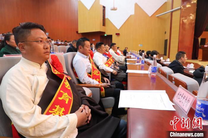 圖為玉樹州民族團結(jié)進步創(chuàng)建工作推進會現(xiàn)場?！『F龍 攝