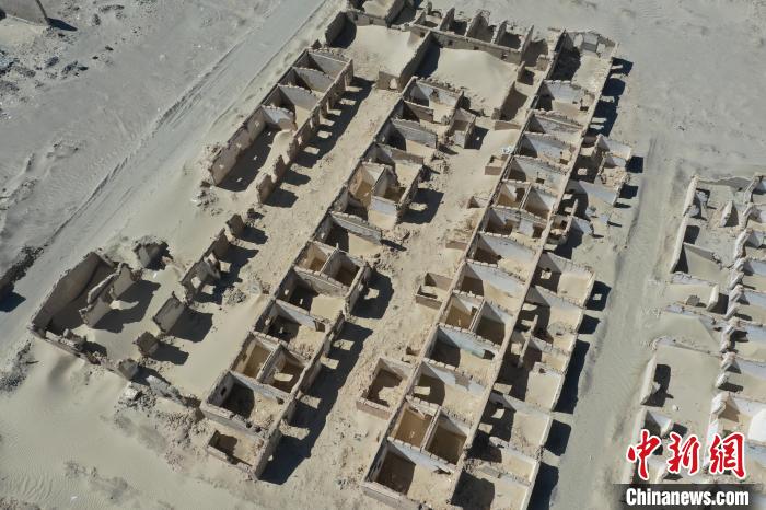 航拍青海省海西蒙古族藏族自治州茫崖市冷湖石油工業(yè)遺址保護區(qū)。　馬銘言 攝